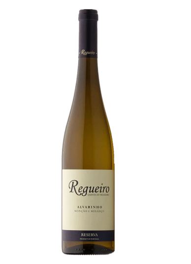 Garrafa de vinho branco Regueiro Alvarinho com rótulo branco e rolha preta