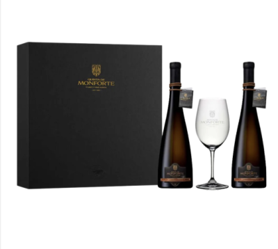 Conjunto com duas garrafas de vinho branco, taça e caixa preta de presente com marca Quinta de Monforte