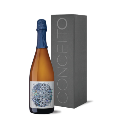 Garrafa de vinho espumante com caixa cinza