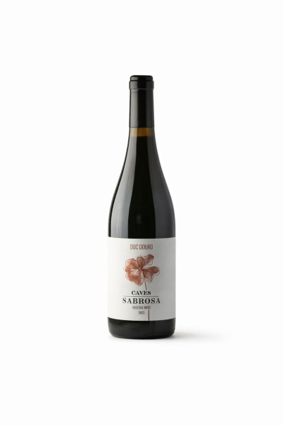 Garrafa de vinho tinto Caves Sabrosa Reserva 2023 com etiqueta branca e folha castanha