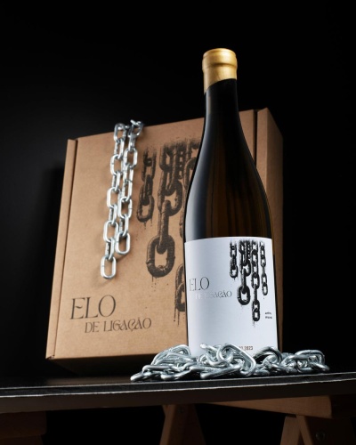 Garrafa de vinho ELO DE LIGAÇÃO com caixa de cartão e corrente metálica.
