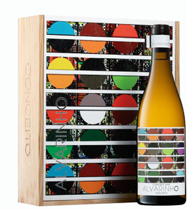 Garrafa de vinho branco Alvarinho Douro com rótulo colorido e caixa de madeira