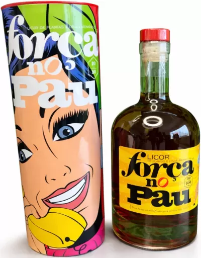 Frasco de licor Força no Pau com embalagem colorida e ilustração pop art