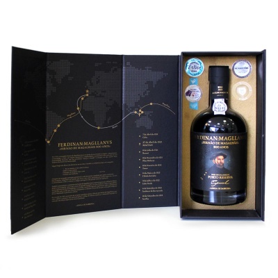 Embalagem preta com garrafa de vinho do Porto Reserva Especial e texto comemorativo