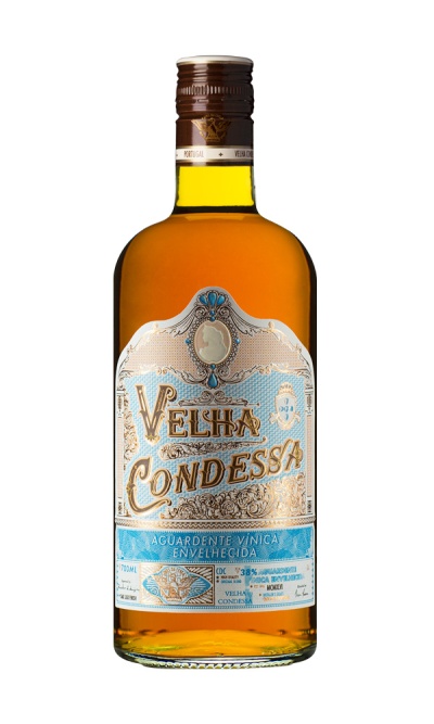 Garrafa de aguardente Velha Condessa com rótulo azul e dourado