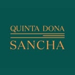 Logotipo com texto QUINTA DONA SANCHA em fundo verde escuro e letras douradas.