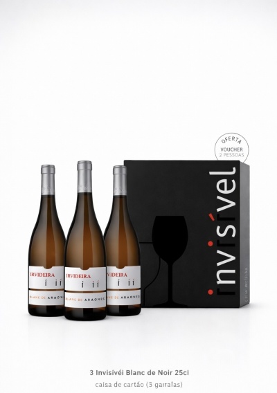 Três garrafas de vinho branco ao lado de caixa preta com texto Invisível e selo oferta voucher 2 pessoas