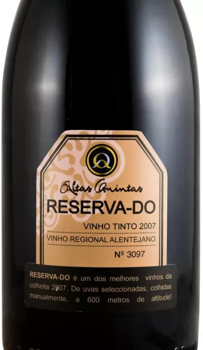 Garrafa de vinho tinto Reserva-Do 2007 com rótulo bege e texto em português
