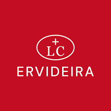 Logótipo +LC ERVIDEIRA em fundo vermelho