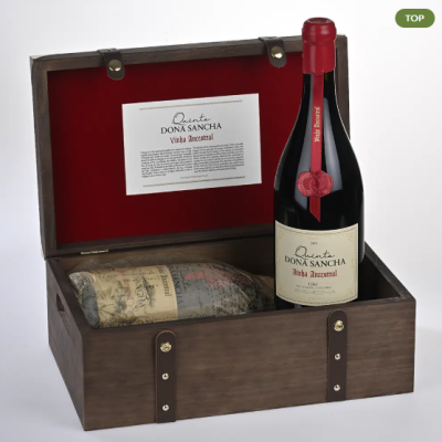 Conjunto de dois vinhos Quinta Dona Sancha em caixa de madeira com interior vermelho