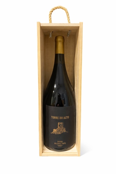Garrafa de vinho tinto Torre do Alto Reserva Douro 2022 dentro de caixa de madeira