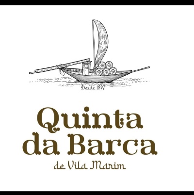 Logotipo com barco de madeira e texto Quinta da Barca