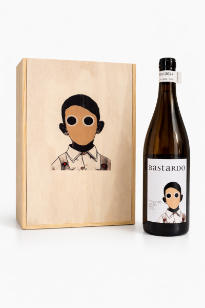 Garrafa de vinho Bastardo com caixa de madeira e ilustração igual no rótulo e na caixa