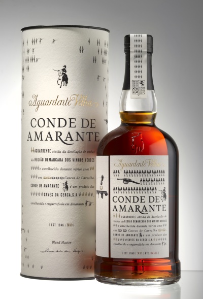 Garrafas de aguardente velha Conde de Amarante com embalagem branca e texto elegante