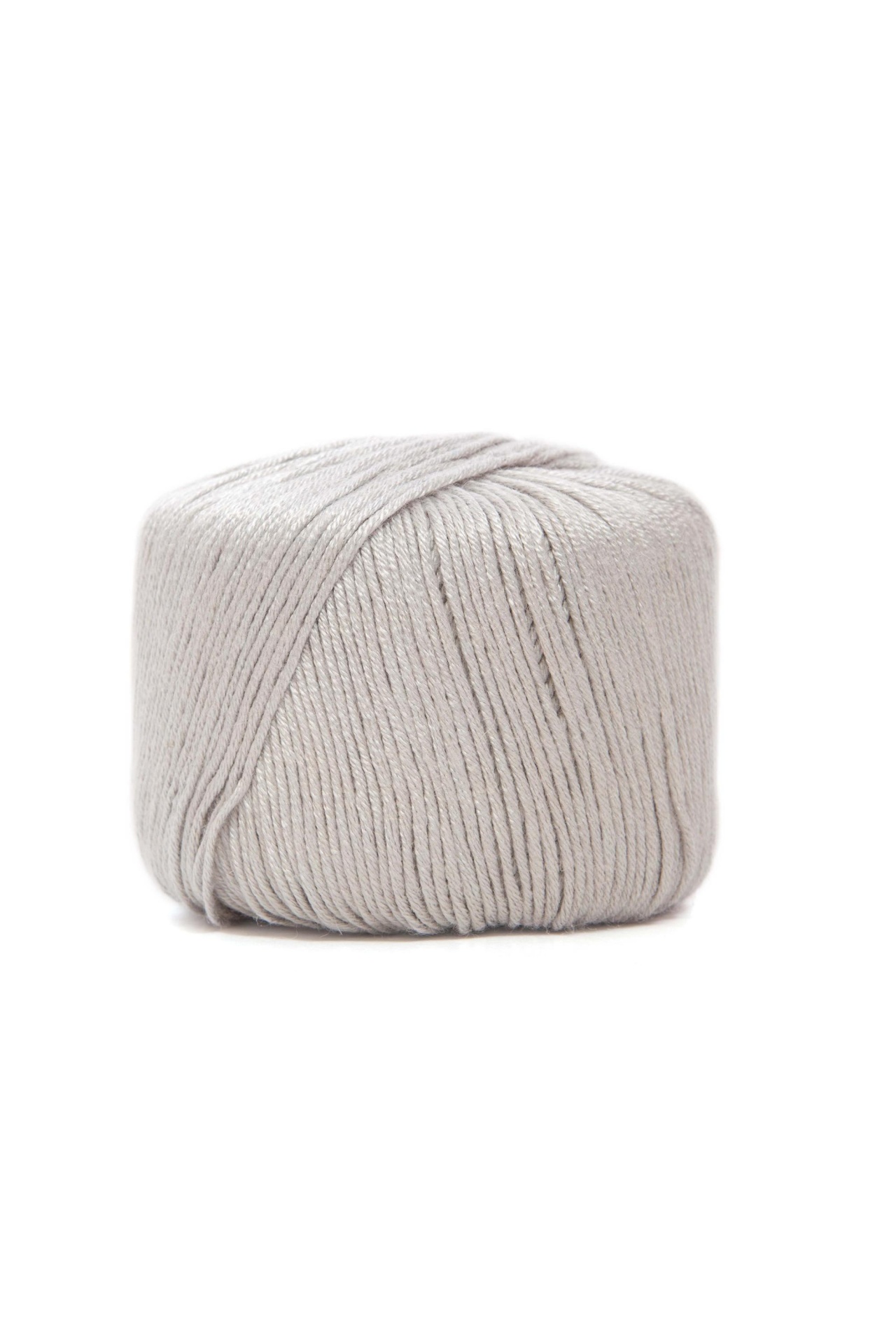 Novelo de lã cinza claro sobre fundo branco
