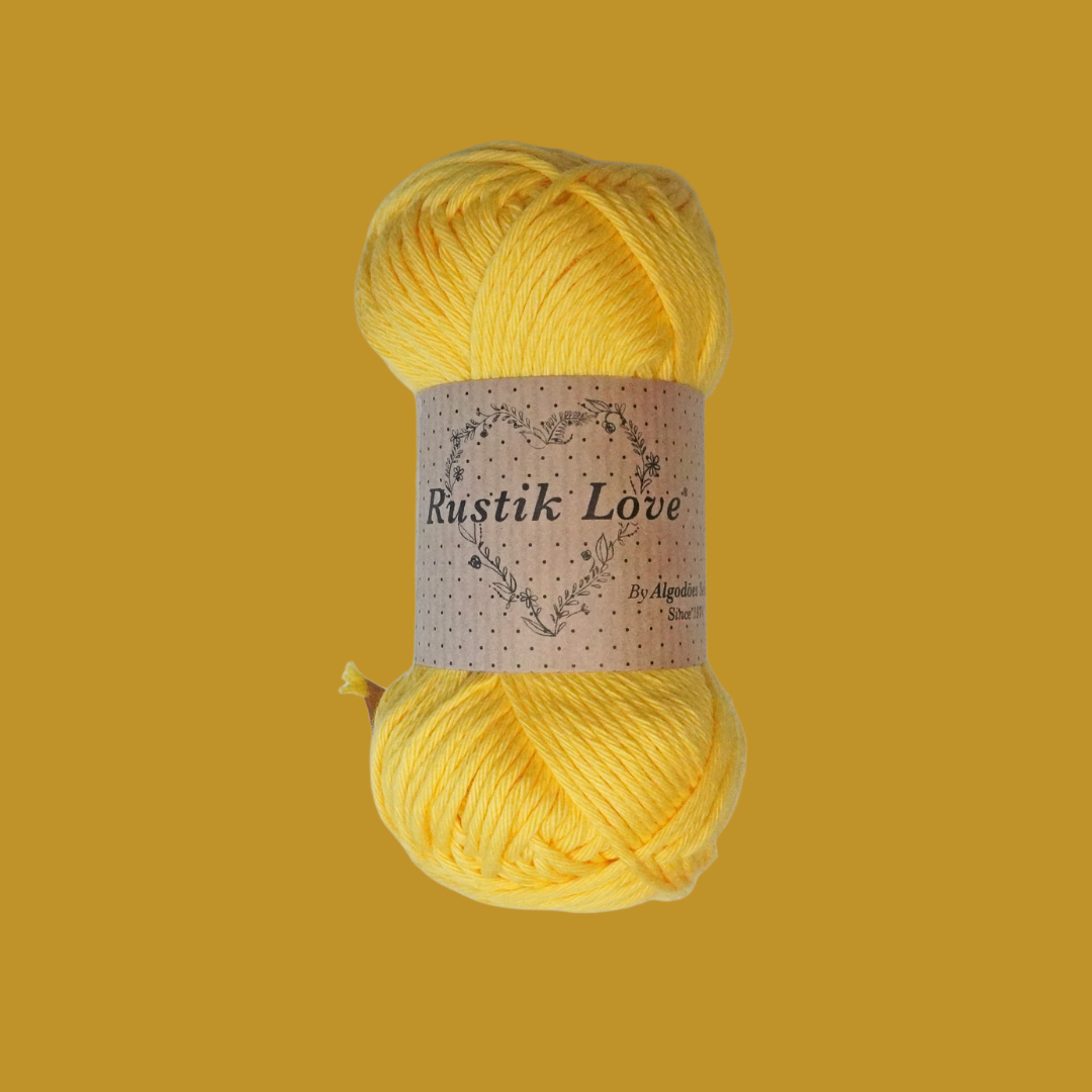 Novelo de lã amarelo com etiqueta 'Rustik Love'