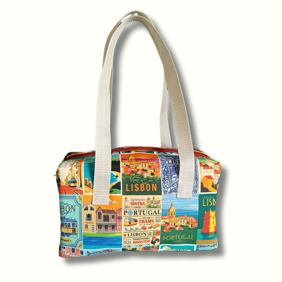 Saco estampado com imagens de Lisboa e Portugal, alças brancas de tecido.