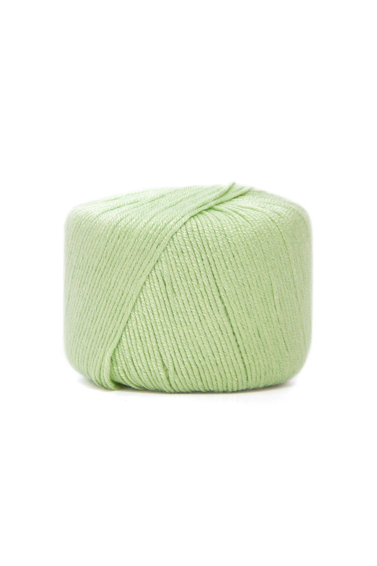 Rolo de fio verde claro em fundo branco