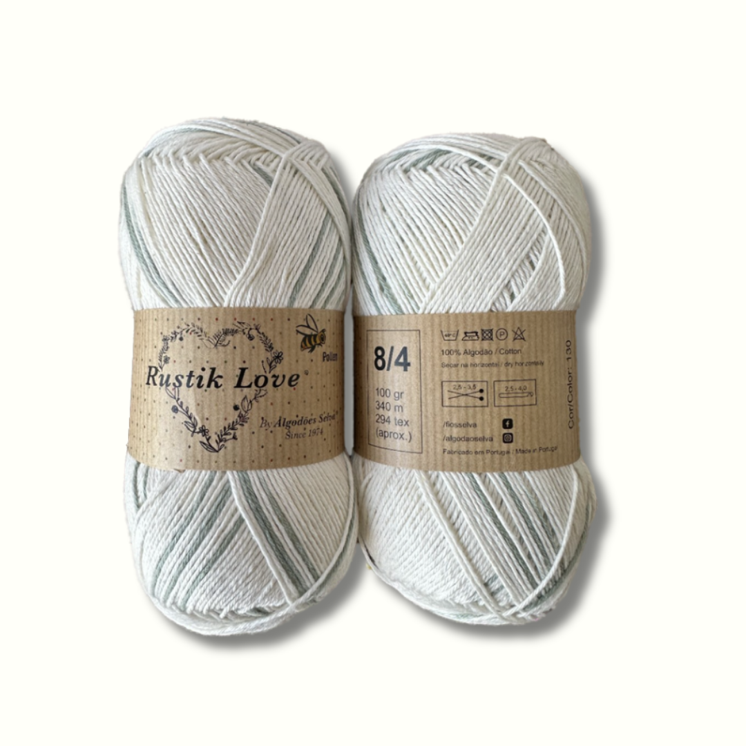 Dois novelos de fio branco e cinza claro Rustik Love com etiquetas de papel kraft