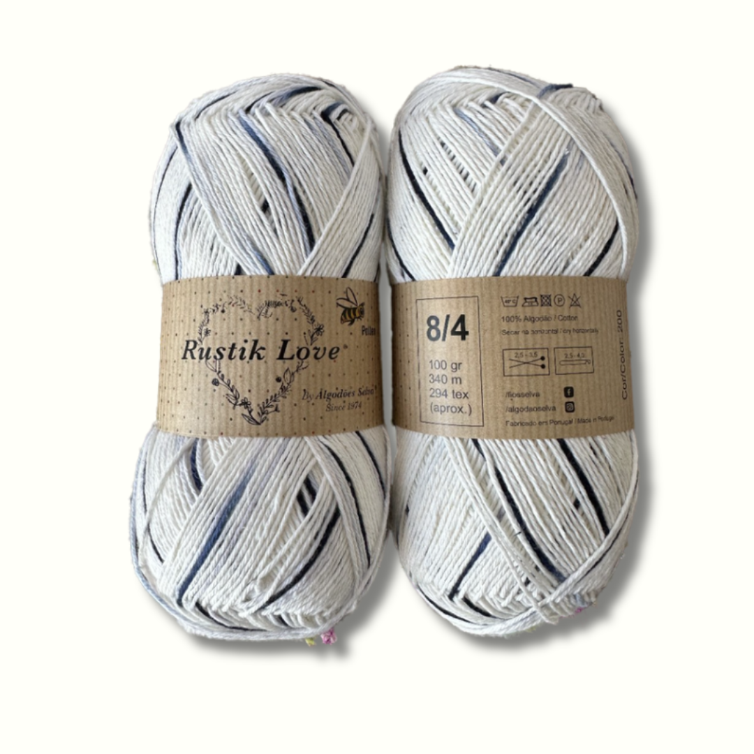 Dois novelos de lã branca com riscas azuis escuras e etiquetas de papel castanho