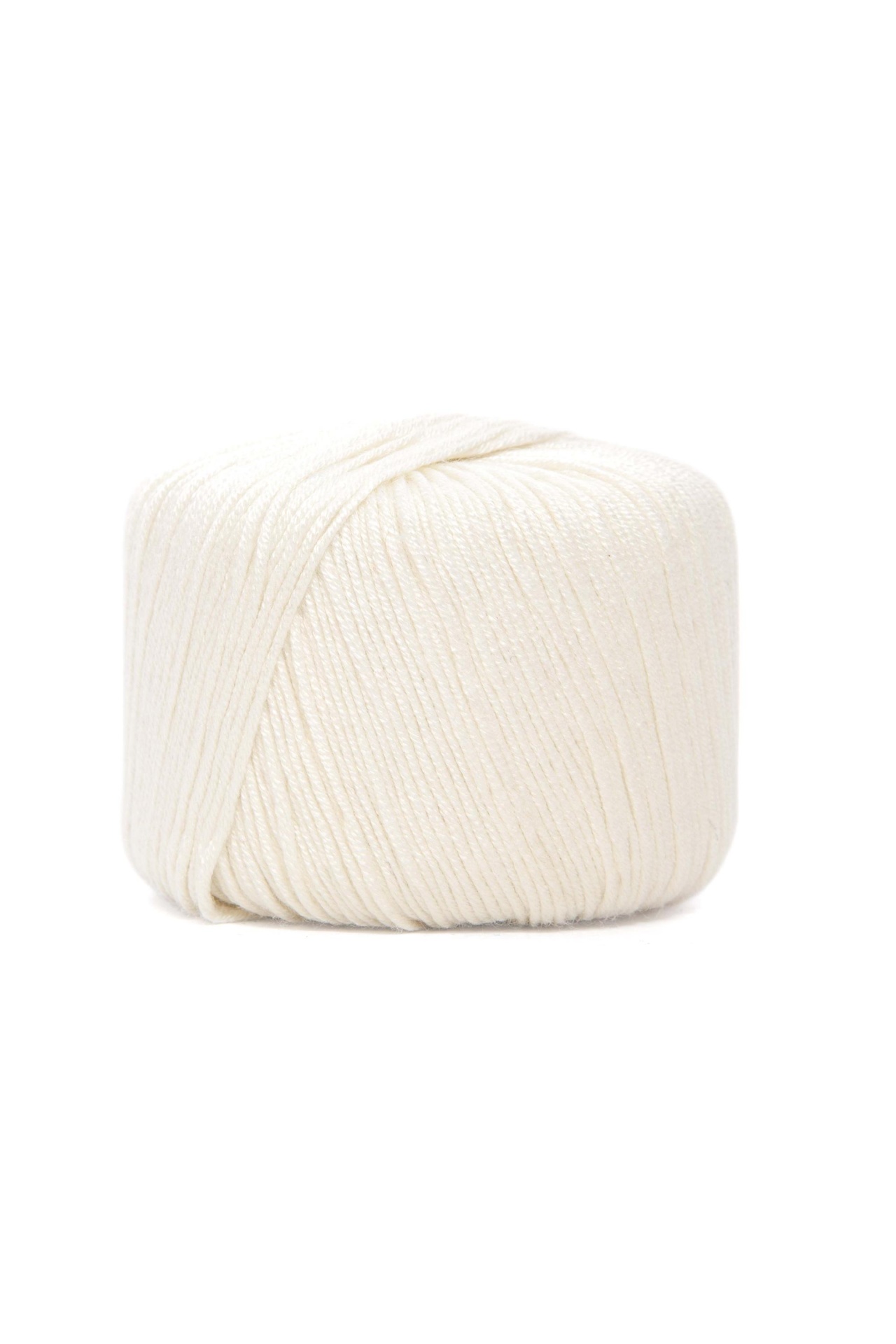 Novelo de fio branco enrolado sobre fundo branco