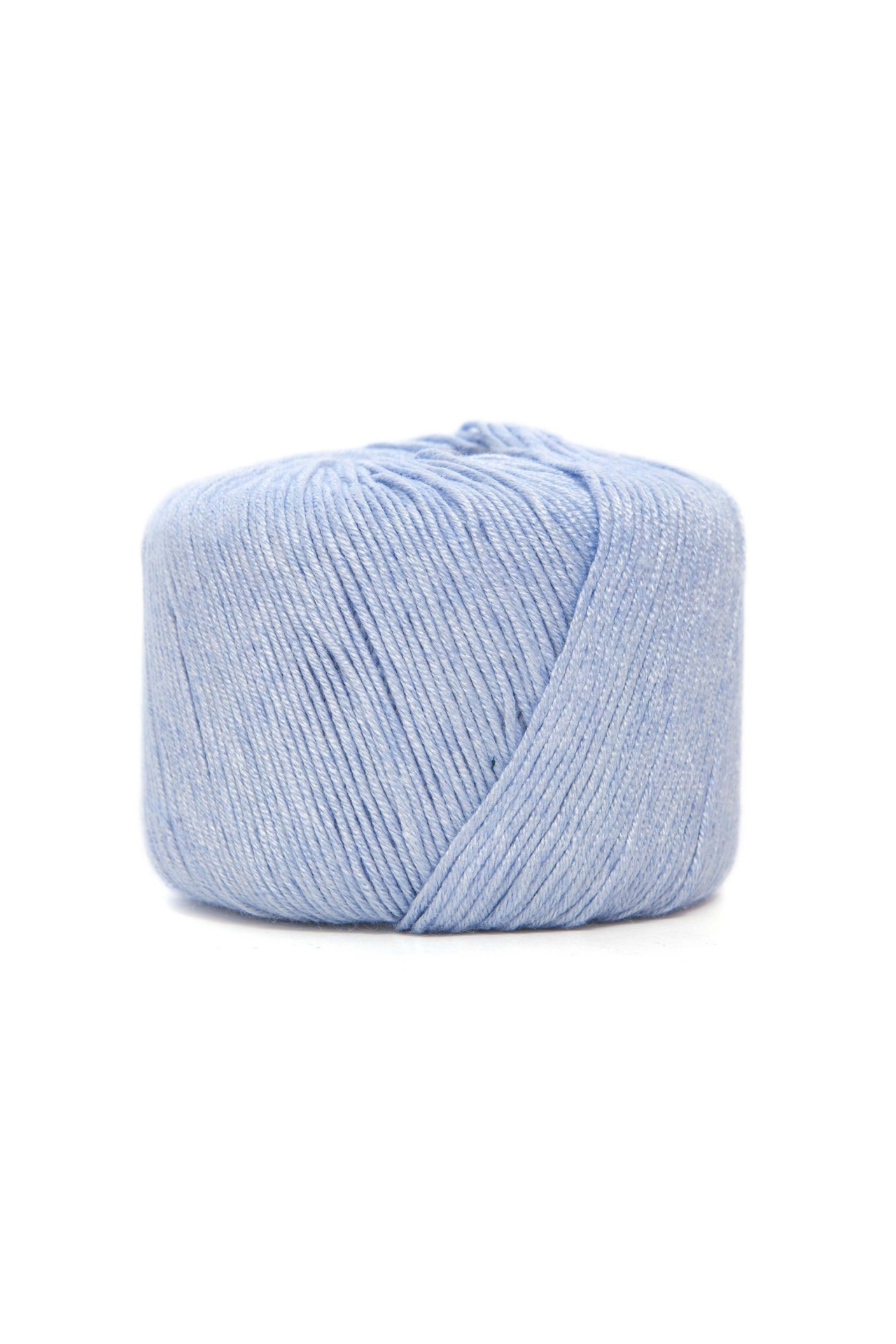 Rolo de fio de lã azul claro enrolado