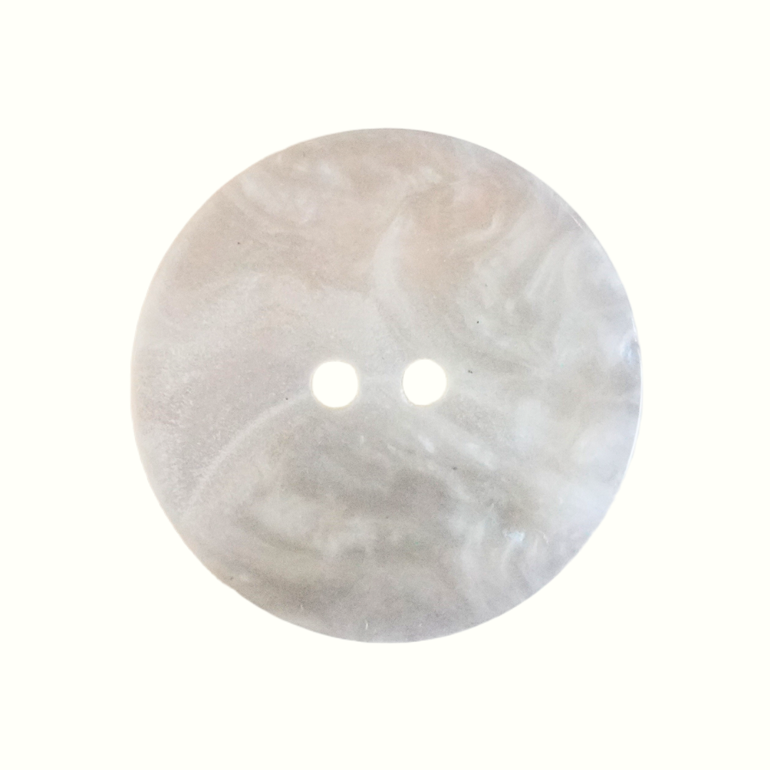 Botão redondo cinzento claro com padrão marmoreado e duas casas para costura