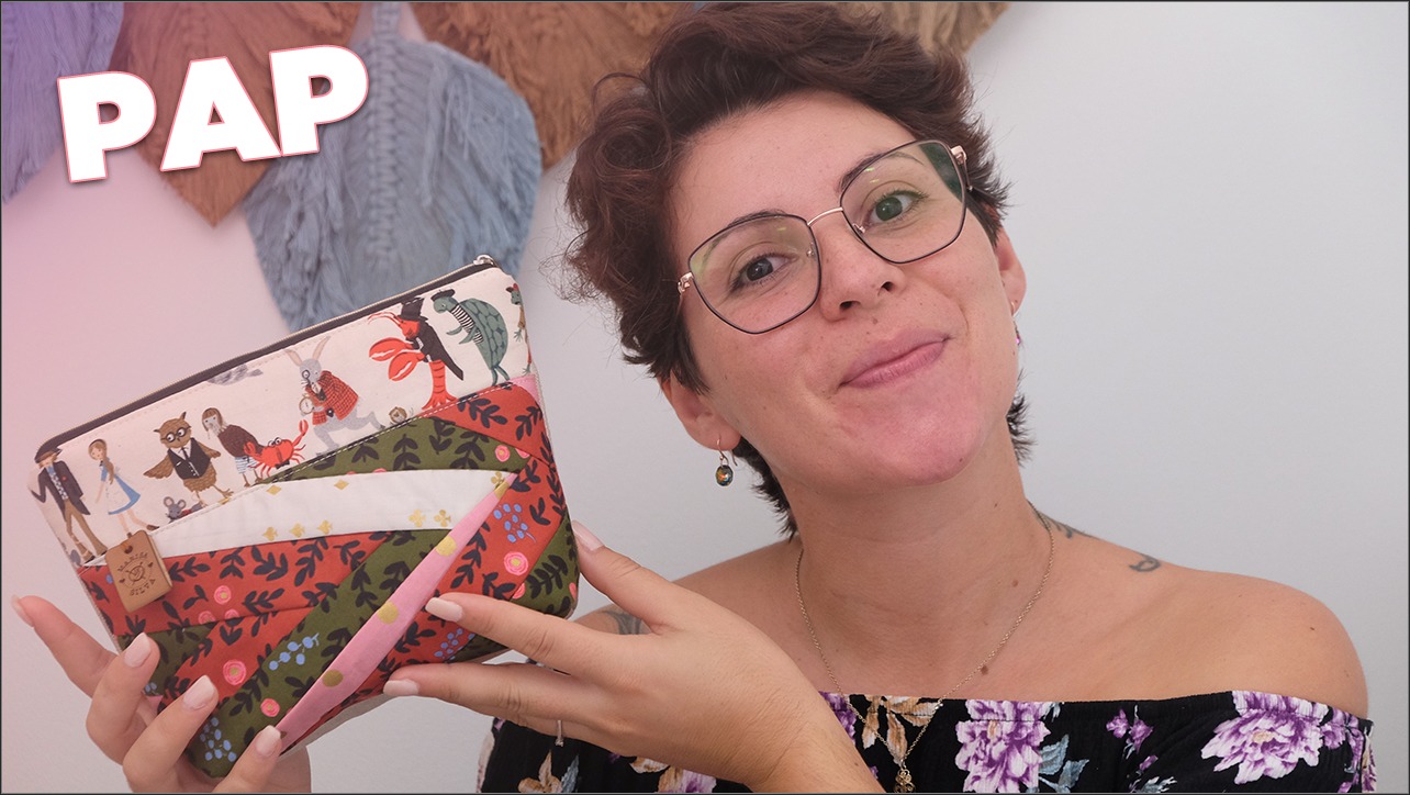 Mulher a segurar carteira colorida com padrão floral