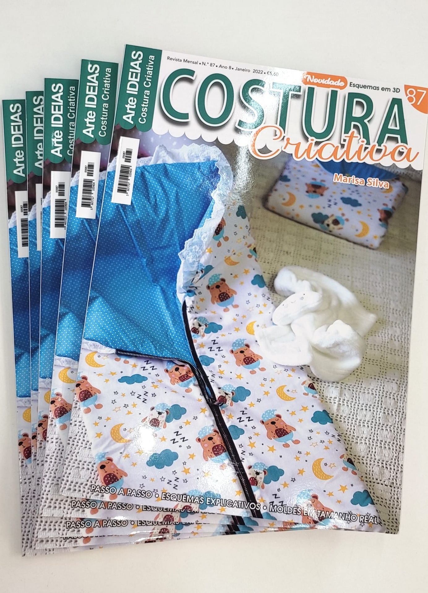 Revistas de costura criativa com padrão infantil azul e branco