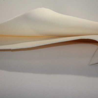 tecido branco dobrado com textura suave