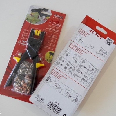 Ferramenta com rebites coloridos em embalagem vermelha com instruções na parte traseira