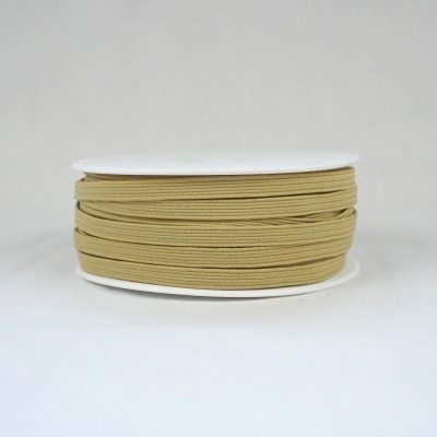 Rolo de fita elástica bege em suporte branco