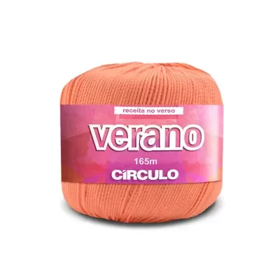 Novelo de fio laranja com etiqueta rosa da marca CÍRCULO