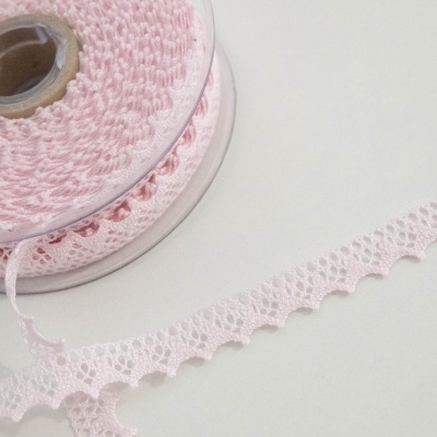 Rolo de fita rendada cor-de-rosa clara com padrão de pontos e ondulações