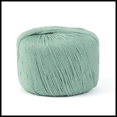 Novelo de fio verde-água com textura macia