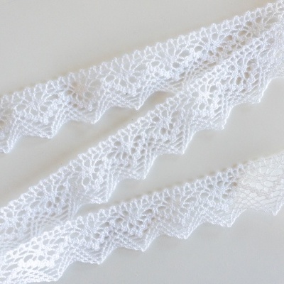 três tiras de renda branca com padrão de folhas