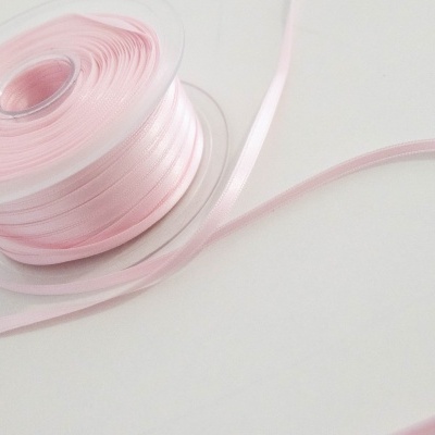 Rolo de fita cor-de-rosa em carretel transparente