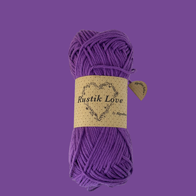 Novelo de lã roxa com etiqueta Rustik Love