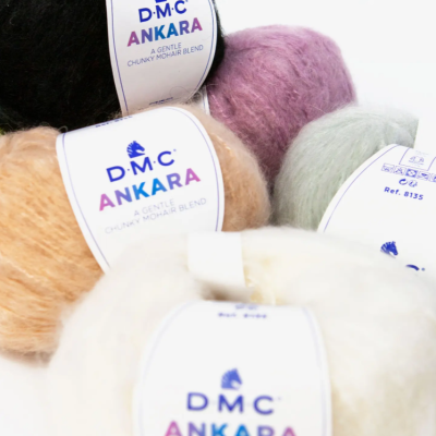 Novelos de lã DMC ANKARA em várias cores com etiquetas brancas e texto azul e roxo