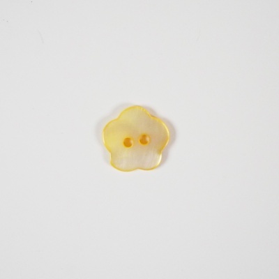 Botão amarelo em forma de flor com dois buracos para costura