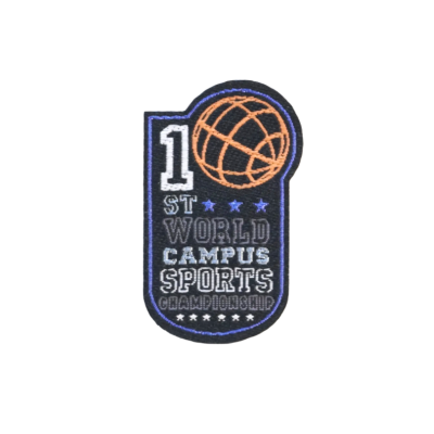 Emblema bordado com padrão numérico e texto em azul e laranja