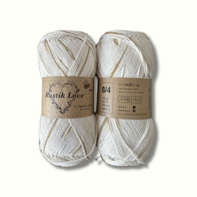 Dois novelos de fio de algodão branco com etiquetas de papel castanho Rustik Love