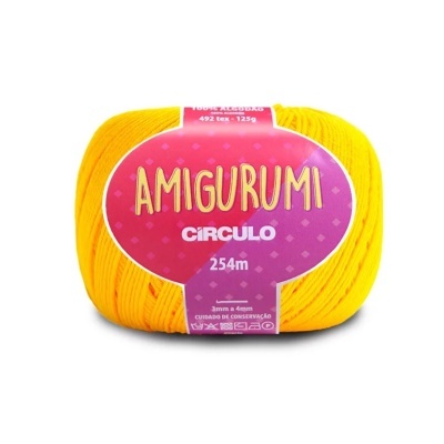 Novelo de fio amarelo Circulo Amigurumi com etiqueta rosa e informação de comprimento e material