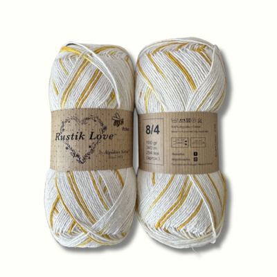 Novelo de fio branco com riscas amarelas e etiqueta castanha