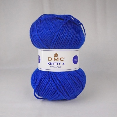 Novelo de lã azul D.M.C. Knitty 4 com etiqueta branca em fundo cinza