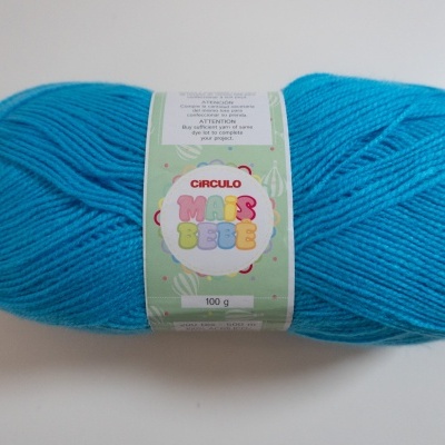 Novelo de lã azul turquesa Círculo MAIS BEBÊ com rótulo branco e verde
