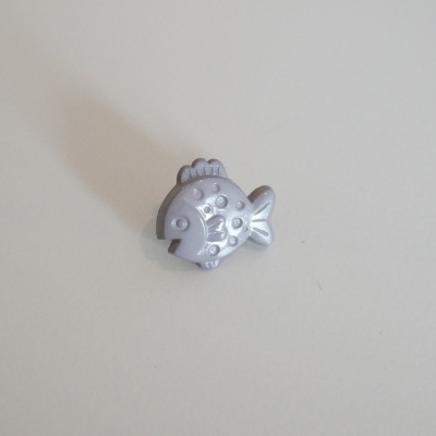 Figura de plástico cinzento em forma de peixe com detalhes em relevo