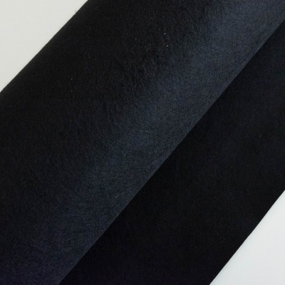 Tecido preto com textura lisa sobre superfície branca