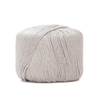 Novelo de lã cinza claro sobre fundo branco