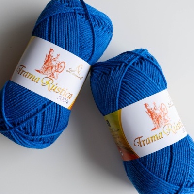 Duas molas de lã azul com etiquetas Trama Rústica sobre fundo branco